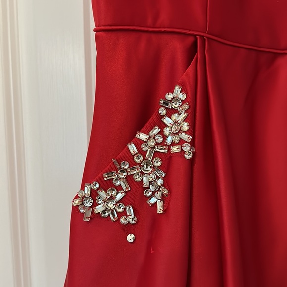 RED BEAUTIFUL PROM DRESS - Picture 3 of 5